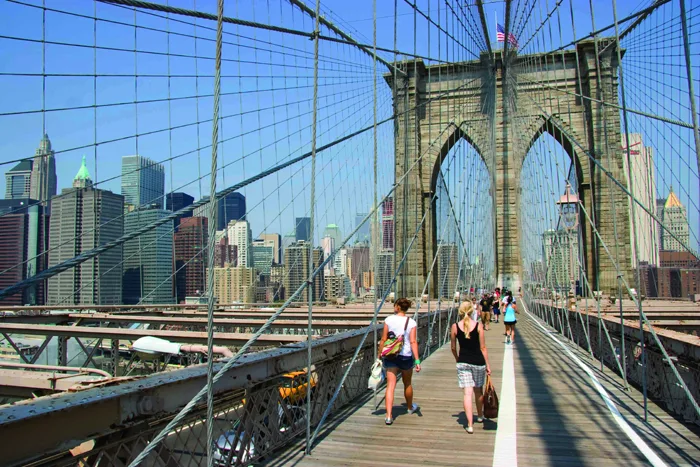 Zahlreiche Fußgänger auf der Brooklyn Bridge