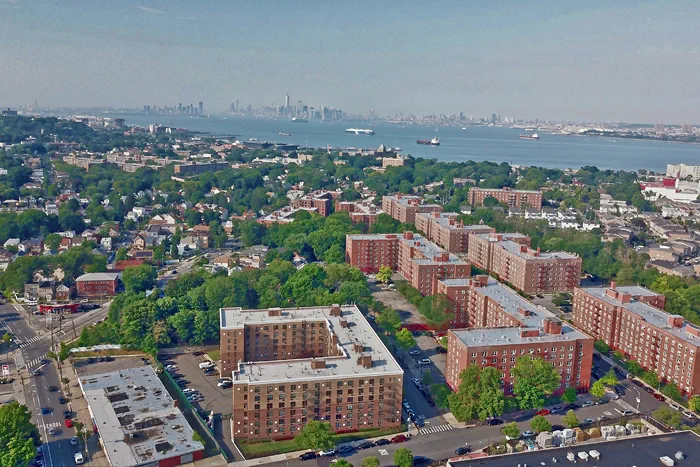 Blick auf Staten Island mit Häusern und Bäumen