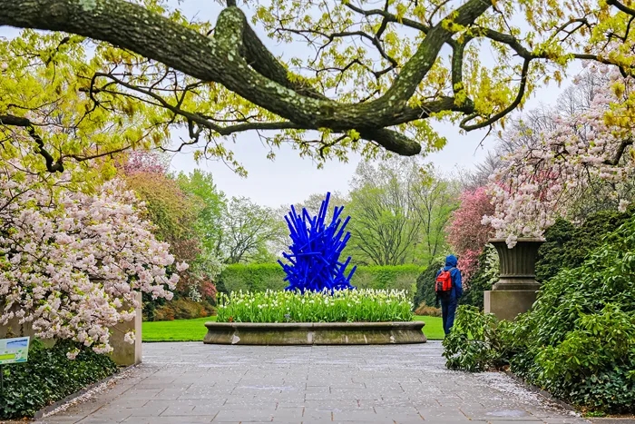 Blaue Skulptur im Botanischen Garten von Brooklyn