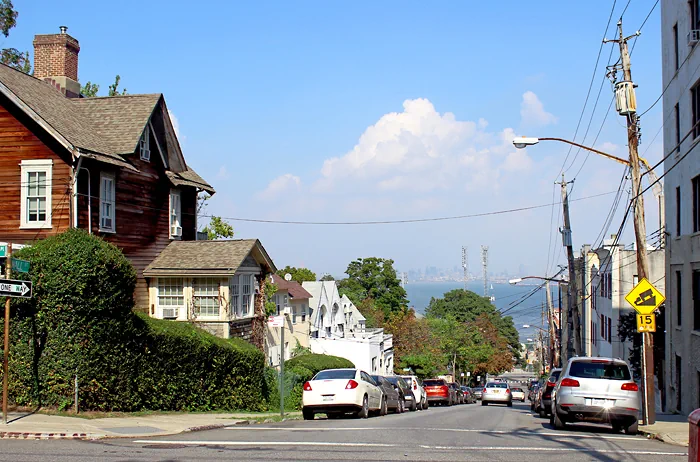 Abfallende Straße mit Wohnhäusern - Staten Island NYC