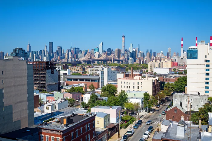 Stadtansicht von Queens mit Skyline von Manhattan