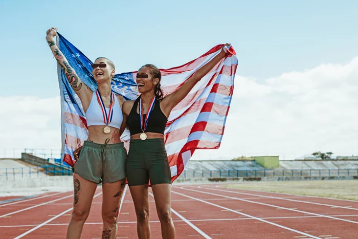 Zwei Sportlerinnen mit Medaille