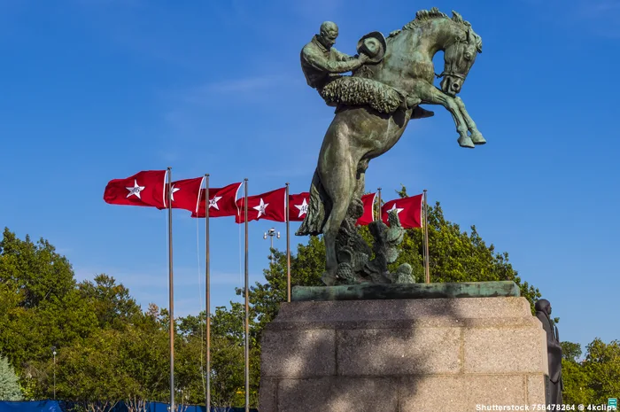 Reiter über einem Feigkaktus - Bronze-Statue vor State Capitol Oklahoma City