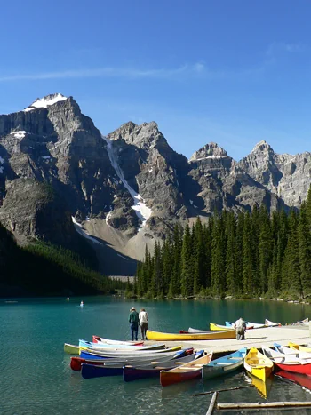 Bergmassiv und Boote am Maligne Lake