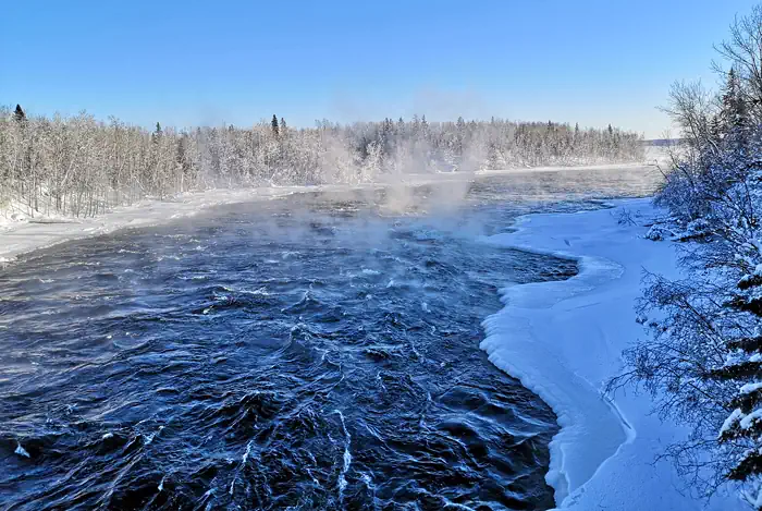 Stromschnellen und Eis am Churchill River