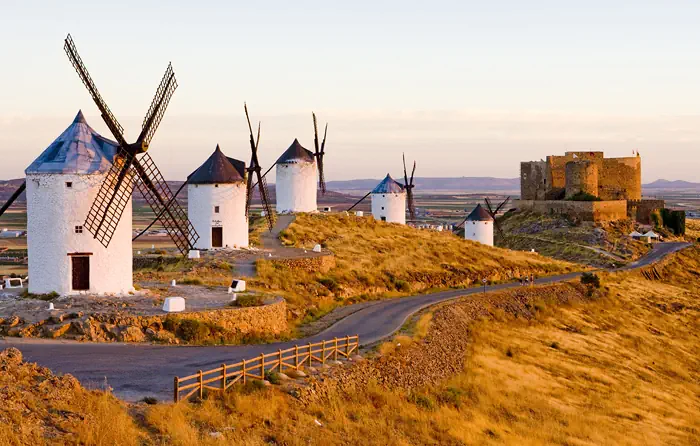 Windmühlen und Burg in La Mancha, Spanien