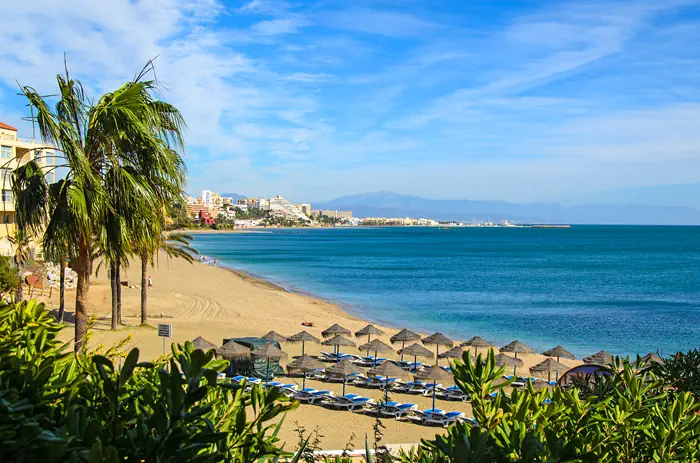 Sandstrand an der Küste von Analusien in Spanien