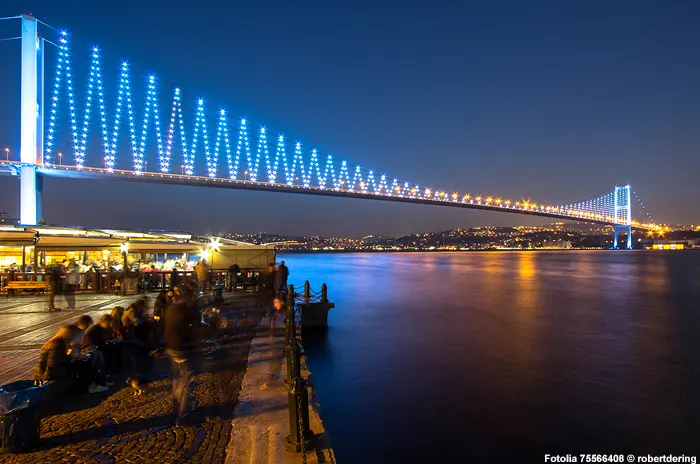 Bosporus-Brücke bei Nacht