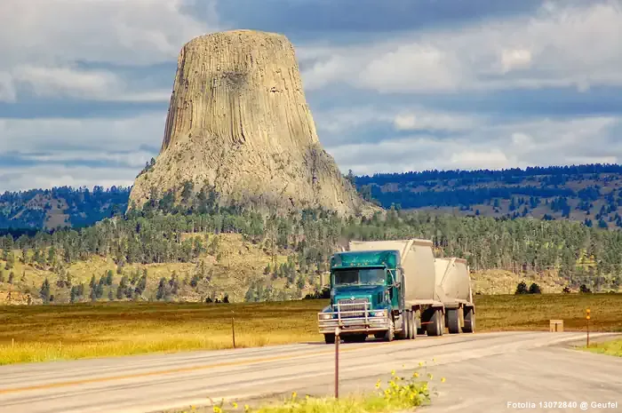 Devils Tower am Highway in Wyoming